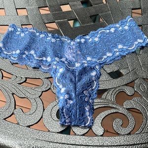 New with tag. Victoria’s Secret navy blue lace panties. Size Medium.
